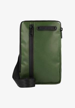 Borsa a tracolla verde oliva con un materiale impermeabile testurizzato, dotata di una cerniera nera e una tracolla, e una tasca anteriore con zip.