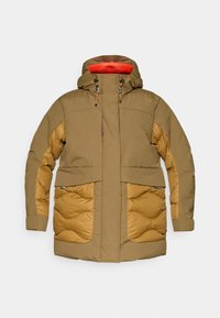 Pufjakke med en brun yderside og en quiltet, polstret nederste sektion. Har en hætte, kontrastfarvet orange foret indvendigt og to store forlommer.