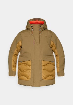 Φούτερ με καφέ εξωτερικό και επενδυμένο, γεμισμένο κάτω μέρος. Διαθέτει κουκούλα, αντίθετη πορτοκαλί επένδυση και δύο μεγάλες μπροστινές τσέπες.