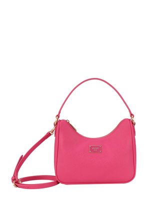 Borsa a mano rosa con forma curvata, realizzata in materiale sintetico texturizzato. Presenta un logo in metallo dorato e una tracolla regolabile. Chiusura con zip.