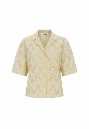 Krátky rukáv béžová blúzka so vzorom cik-cak čipky, s gombíkmi vpredu a otvoreným golierom, navrhnutá spoločnosťou Soft Rebels.