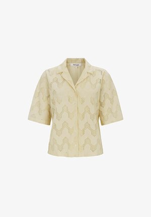 Rövid ujjú bézs blúz cikk-cakk csipkemintával, gombos előrésszel és nyitott gallérral, a Soft Rebels tervezésében.