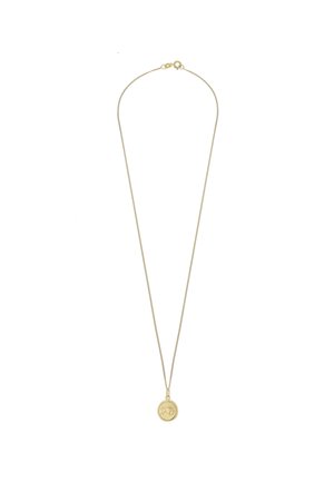 Goldene Anhängerhalskette mit einem runden Charme, der ein graviertes Design aufweist, und der an einem dünnen Kettengliedstrang aufgehängt ist.