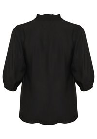 Blouse noire avec un col haut smocké, des manches bouffantes et un ourlet arrondi. Texture lisse sans motifs ni embellissements.
