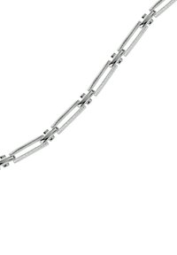 Collier chaîne en argent avec des maillons rectangulaires allongés à finition texturée et de petits accents, créant un design moderne.