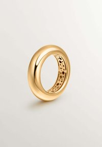 Anillo de oro con un exterior liso y un diseño perforado en la banda interior, que presenta recortes circulares y un acabado pulido.