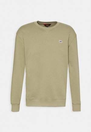 Jasnooliwkowa bluza crewneck z długimi rękawami, prążkowanymi mankietami i dołem, małe białe logo Lee na lewej piersi.