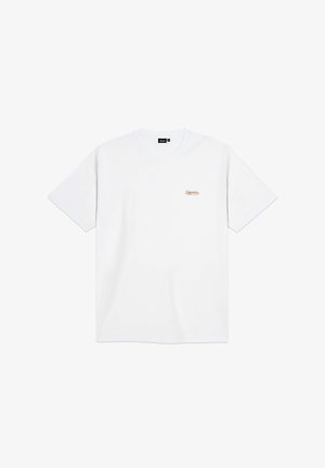 T-shirt bianco a maniche corte realizzato in cotone. Presenta un piccolo logo rosso sul lato sinistro del petto, collo rotondo e vestibilità rilassata.