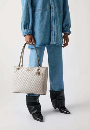 Guess, SAC BANDOULIÈRE GUESS BETULA - Sac à main - blanc cassé