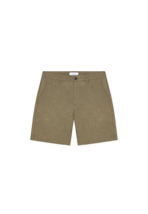 Pantalones cortos color verde oliva con un tejido texturizado, que cuentan con dos bolsillos laterales, cierre de botones y una etiqueta en la cinturilla. Corte entallado y longitud media.