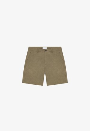 Shorts vert olive en tissu texturé, dotés de deux poches latérales, d'une fermeture à bouton et d'une étiquette à la taille. Coupe ajustée et longueur mi-cuisse.