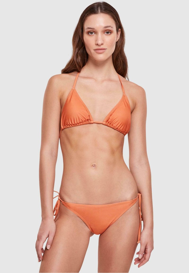 Oranje bikini met een driehoekig top en een verstelbare zijknoop onderkant. Gemaakt van soepel materiaal met een eenvoudig ontwerp, met minimale naden en zonder patronen.