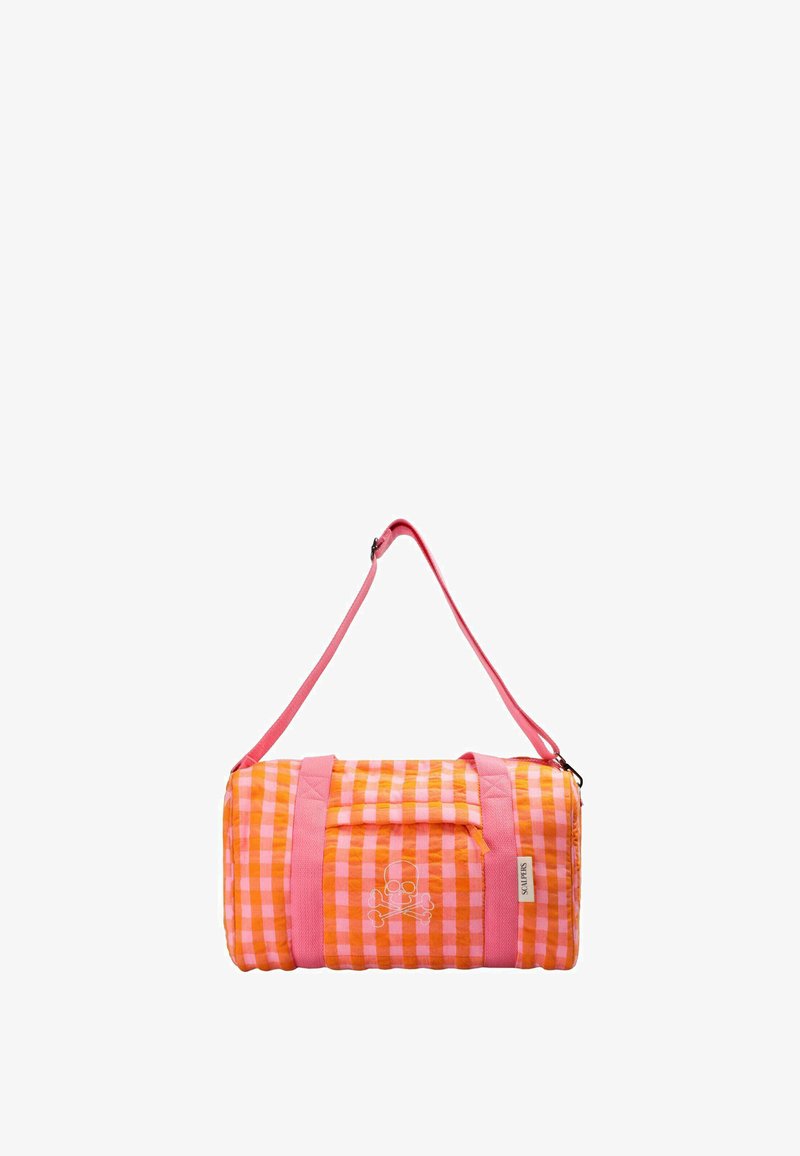 Sac de voyage à carreaux orange et rose avec des sangles roses, une bandoulière, et un logo blanc de tête de mort et os croisés sur la poche avant.