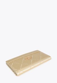 Zlatá peněženka z umělé kůže s texturovaným povrchem, která má výrazný akcent loga a prošívaný diamantový vzor. Uzavřený design.