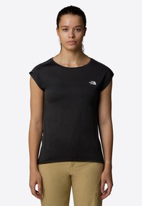 Černé sportovní tričko s krátkým rukávem vyrobené z lehkého materiálu, s kulatým výstřihem a malým bílým logem na horní levé straně.