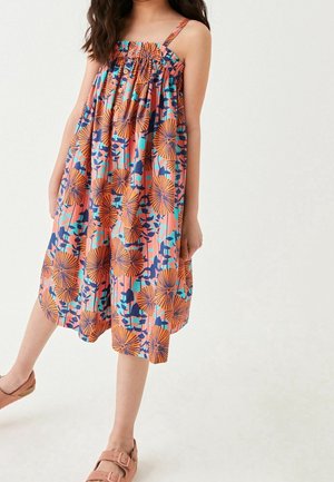 Värikäs mekko, jossa on kootut, elastiset kaula-aukot ja ohuet hihnat. Mekossa on eloisa kukka- ja geometrinen kuvio oranssina, sinisenä ja vaaleanpunaisena.