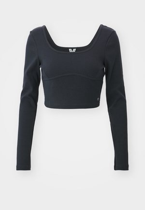 Zwarte langemouwen cropped top in geribbeld textuur, met een brede ronde halslijn en een aansluitende pasvorm, voorzien van een subtiele merklogo-accent.