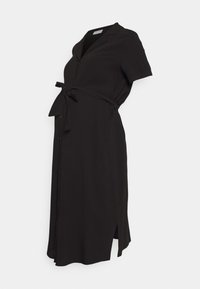 Vestido de maternidade preto com frente abotoada, colarinho, mangas curtas e cinto na cintura. Apresenta fendas laterais para maior conforto e estilo.