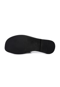 Semelle de chaussure noire avec une surface texturée, présentant une zone de pointe lisse et un talon segmenté. Taille clairement marquée sur le talon.
