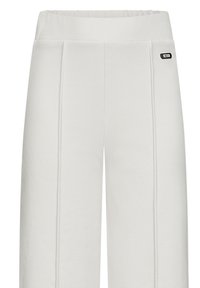 Weiße, weit geschnittene Sweatpants mit elastischem Bund, vertikalen Nähten und einem kleinen schwarzen Logoetikett an der Seite. Weiche Textur.