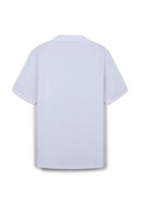 Weißes Polohemd mit kurzen Ärmeln und einer weichen gerippten Textur, klassischem Kragen und einem schlichten Rückendesign. Keine sichtbaren Logos oder Muster.