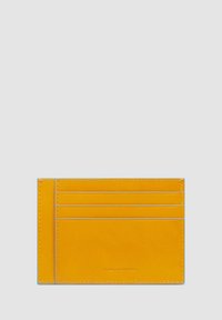 Geel leren kaartjeshouder met vier vakken en een gladde textuur. Beschikt over blauwe stiksels en een ingedrukte logo aan de voorkant.