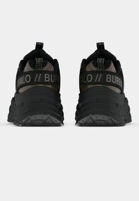 Černé sportovní boty s texturovaným svrchním dílem, vybavené polstrovaným límcem, gumovou podrážkou a výrazným logem "BUFFALO" na pásku a patě.