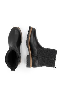 Zwarte leren en grijze stoffen enkelboots met zijritsen, robuuste zolen en lichtbruine afwerking, bekeken vanaf boven- en zijaanzicht.