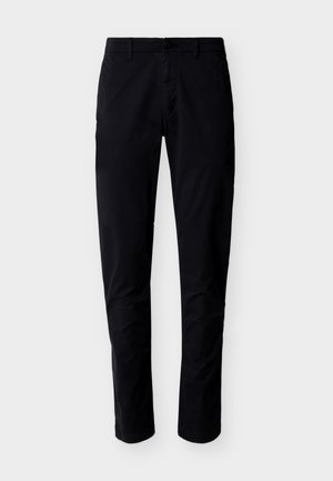 Pantalones negros de corte ajustado con trabillas para cinturón, cierre frontal con botón y cremallera, presentados sobre un fondo blanco.