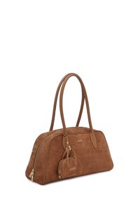 Ruda dirbtinės odos rankinė su krokodilo odos tekstūra, kuri turi dvi rankenas, užtrauktuką ir pritvirtintą mažą derantį maišelį.