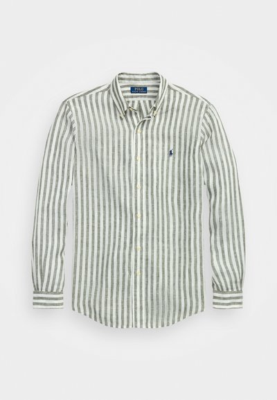 Ριγέ πράσινο και λευκό πουκάμισο με μακριά μανίκια σε ελαφρύ ύφασμα, με κολάρο τύπου button-down και μικρό μπλε λογότυπο στο στήθος.