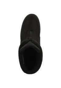 Botín de ante negro con punta redondeada, cierre con cremallera y un suave forro interior. El diseño presenta una altura a medio pantorrilla y una textura lisa.