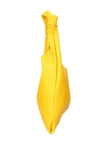 Geel leren totebag met een gedraaide handgreep, driehoekige vorm, gladde textuur en minimalistisch ontwerp. Geen zichtbare hardware of accenten.