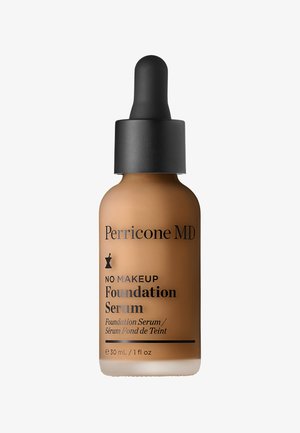Siero Fondotinta No Makeup di Perricone MD in una bottiglia di vetro da 30 mL, di colore beige, con tappo a goccia nero e etichetta trasparente che dettaglia le informazioni sul prodotto.