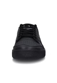 Sneaker nera realizzata in pelle liscia, con punta rotonda, design perforato sulla parte superiore e lacci neri, dotata di una suola in gomma testurizzata.