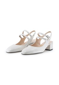 Weiße Lackleder-Slingbacks mit spitzem Zeh, die zwei verstellbare Riemen mit Schnallen und einen Blockabsatz aufweisen.