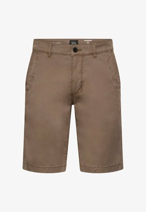 Brązowe męskie szorty do kolan z szlufkami na pasek, przednim guzikiem, zamkiem błyskawicznym i bocznymi kieszeniami, prezentowane na białym tle.