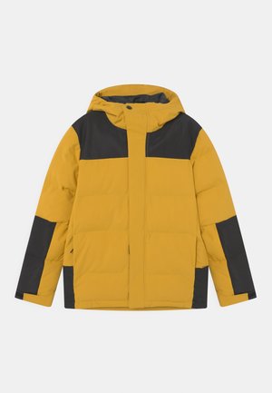 Veste d'hiver matelassée jaune et noire avec capuche, fermeture éclair frontale et manches longues avec des patches noirs aux épaules et aux avant-bras.