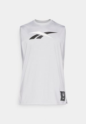 Piedurknēna pelēka sporta krekla forma ar apaļu kakla izgriezumu, uz krūtīm ir melnbalta logo un neliela birka apakšējā malu daļā.
