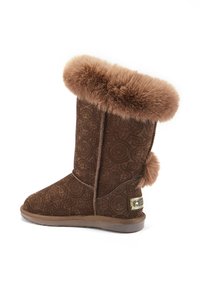 Brązowe buty z teksturowanej tkaniny, z futrzanym wykończeniem na górze i frędzlami z tyłu. Ozdobny wzór i akcent z logo z boku.