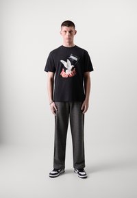 Puma PUMA X MÁS TIEMPO TWENTY FOUR GRAPHIC TEE - Potiskana majica - black
