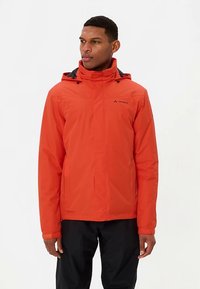 Rode waterdichte jas met capuchon, voorzien van een volledige ritssluiting, verstelbare manchetten en zwarte accenten op de schouders en capuchon.