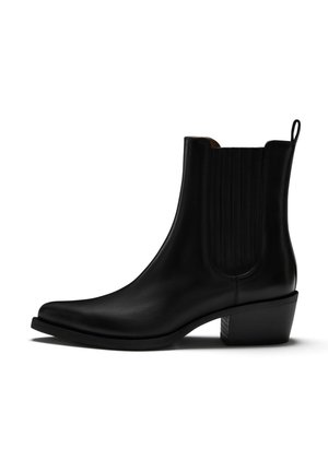 Bottine en cuir noir avec une silhouette élégante, panneaux latéraux élastiques et un petit talon bloc. Texture lisse avec un subtil éclat.