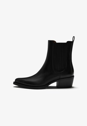 Zwarte leren enkelboot met een slank ontwerp, elastische zijpanelen en een lage blokhak. Vlekkeloze textuur met een subtiele glans.