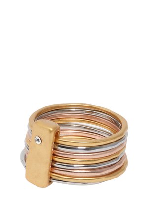 Anillo de varias bandas con bandas alternas de oro, oro rosa y plata, sujetas por un broche rectangular de oro con una pequeña piedra preciosa clara.