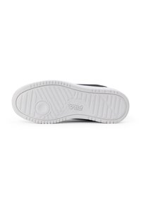 Scarpa sportiva nera con tomaia in tessuto texturizzato, suola in gomma bianca con battistrada pattern e marchio "FILA" inciso lungo il lato.
