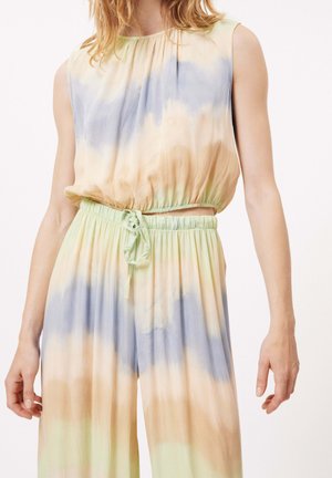 Mouwloze jumpsuit met pastel tie-dye patroon in blauw, perzik en groen; heeft eenGathered halslijn en een elastische taille met trekkoord.