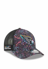 Baseballkappe mit einem schwarzen Mesh-Rücken und Frontpanel, das farbenfrohe Spritzmuster zeigt, mit einem Vogel-Emblem und dem "Crucial Catch"-Tag.