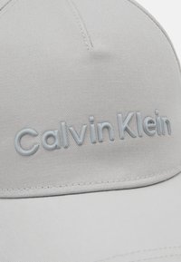 Calvin Klein MUST UNISEX - Casquette - grey dew