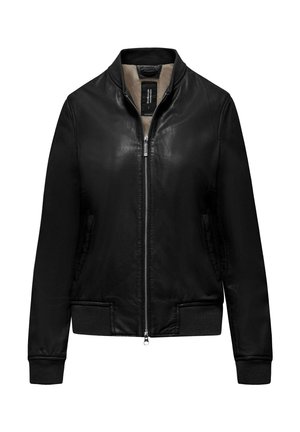 Czarna skórzana kurtka bomberka z zamkiem błyskawicznym z przodu, żebrowanym kołnierzem, mankietami i dołem oraz bocznymi kieszeniami, pokazana na białym tle.